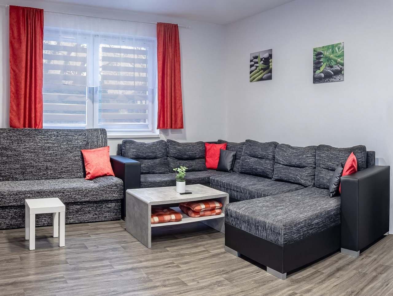 Obývací pokoj s prostornou pohovkou